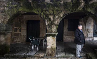 José Ramón Estévez, historiador y vecino de Ribadavia (Ourense), en la puerta de la casa de las hermanas Touza.