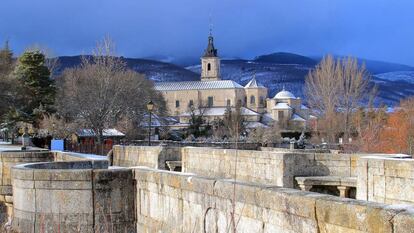 Puente del Perdón y, al fondo, el monasterio de El Paular, junto al pueblo de Rascafría (Madrid).