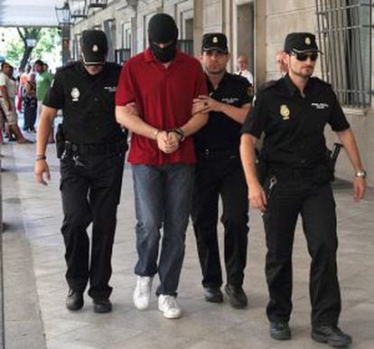 La policía conduce ante la jueza a uno de sus compañeros acusados del robo de droga en la comisaría de Sevilla