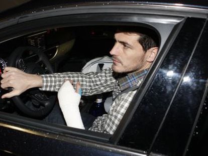 Casillas, conduciendo con una mano escayolada en enero pasado