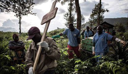 Trabajadores sanitarios trasladan el féretro de un muerto por ébola el pasado mayo en la República Democrática del Congo. 