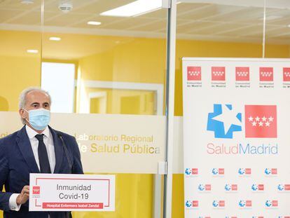 El consejero de Sanidad de la Comunidad de Madrid, Enrique Ruiz Escudero, en el laboratorio Regional de Salud Pública, Hospital Enfermera Isabel Zendal.