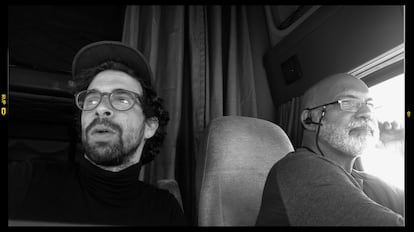 Carlos Manuel y su padre Manolo Álvarez abordo del camión durante el viaje.
