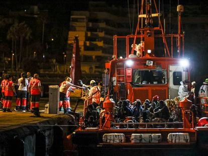 Llegada de 100 migrantes al puerto de Los Cristianos (Tenerife) la noche del miércoles.