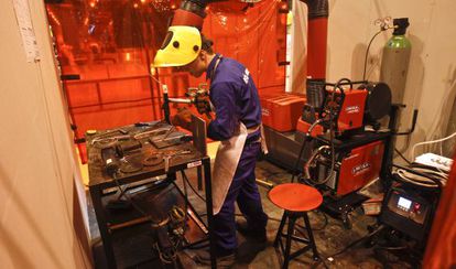 Un alumno de Formación Profesional en un taller.