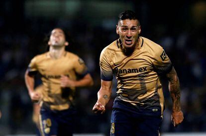 Ismael Sosa, de Pumas, celebra su gol al Táchira.