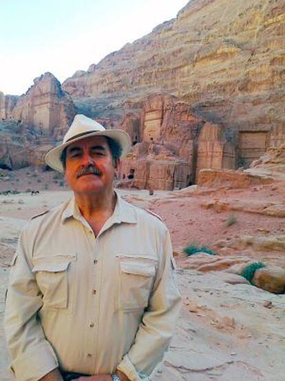 Fermín Bocos, en uno de sus viajes en busca de las entradas del infierno, en Petra, en 2012.
