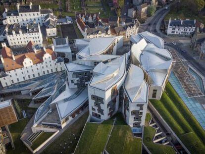 Vista aèria de l'edifici del Parlament escocès, obra de l'arquitecte català Enric Miralles, a Holyrood, Edimburg.