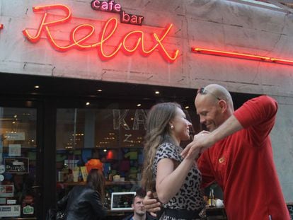 Una pareja baila ante el café bar Relax, en la capital polaca.