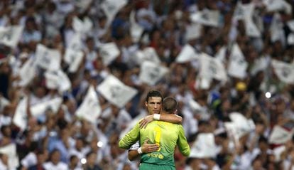 Cristiano Ronaldo se abraza con Víctor Valdés, en un partido en el Bernabéu.
