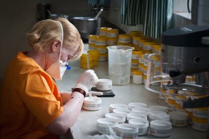Grace, que también tiene albinismo, haciendo la mezcla para las cremas en el laboratorio de Moshi, Tanzania.
