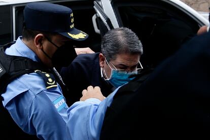 La policía escolta al presidente Juan Orlando Hernandez a su llegada al Palacio de Justicia este miércoles.