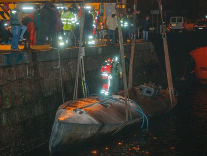 Dos grúas reflotan el 'narcosubmarino' hundido el pasado fin de semana en Cangas (Pontevedra).