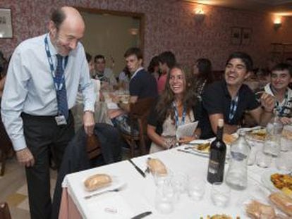 Rubalcaba almuerza con estudiantes en Santander.