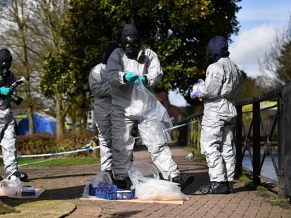 La policía recoge muestras en Salisbury en marzo, después del envenenamiento de Skripal.