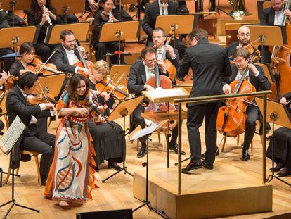 La violinista Patricia Kopatchinskaja y director Jakub Hrůša con integrantes de la Sinfónica de Bamberg, el pasado jueves en Zaragoza.