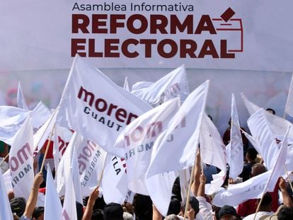 Partidarios de Morena en una asamblea informativa sobra la reforma electoral, en Cuernavaca, el 17 de noviembre de 2022.