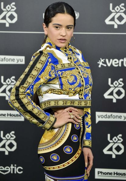 The singer Rosalía, dressed in a bullfighter-like Versace, upon her arrival at the 'Los40 Music Awards' gala.