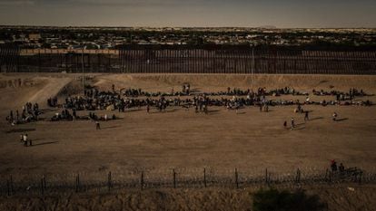 A menos de dos días del final del Título 42, nadie, ni a uno ni al otro lado de la frontera, se aventura a predecir qué sucederá exactamente a partir del viernes. En la imagen, vista aérea de migrantes en el lado estadounidense de la frontera entre Ciudad Juárez y El Paso. 