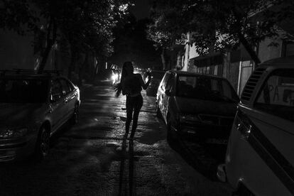 Anna camina por una oscura calle del centro de Atenas para ir a ver a sus amigas. Algunas de las chicas siguen trabajando como prostitutas mientras viven en Grecia, sobre todo recorriendo los parques de la ciudad, donde refugiados e inmigrantes ofrecen habitualmente sus servicios sexuales, o usando populares aplicaciones móviles de citas como Tinder o Grindr. 	

