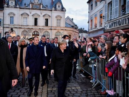 Emmanuel Macron y Angela Merkel en primer plano. Detrás, sus respectivos esposos, Brigitt Macron y Joachim Sauer.