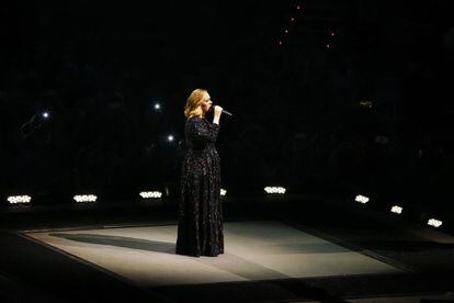 Després de 'One and only', del seu anterior disc, '21', Adele es va deixar anar parlant. Va explicar algunes anècdotes, com la ressaca de sangria que va tenir en la seva anterior visita a Barcelona, i va riure obertament mostrant un bon sentit de l'humor.