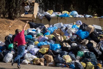 Basura acumulada en Sant Sadurní d'Anoia (Barcelona).