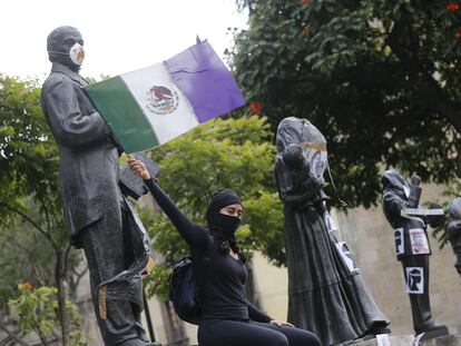 Una feminista alza una bandera intervenida en la denominada 'antigrita' de la Independencia, en Jalisco.