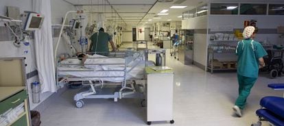 Varios pacientes atendidos en la Unidad de Recuperación Posanestésica del Virgen del Rocío