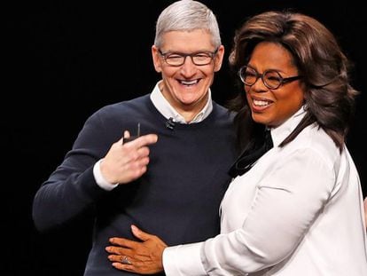 Tim Cook, CEO de Apple, con Oprah Winfrey.