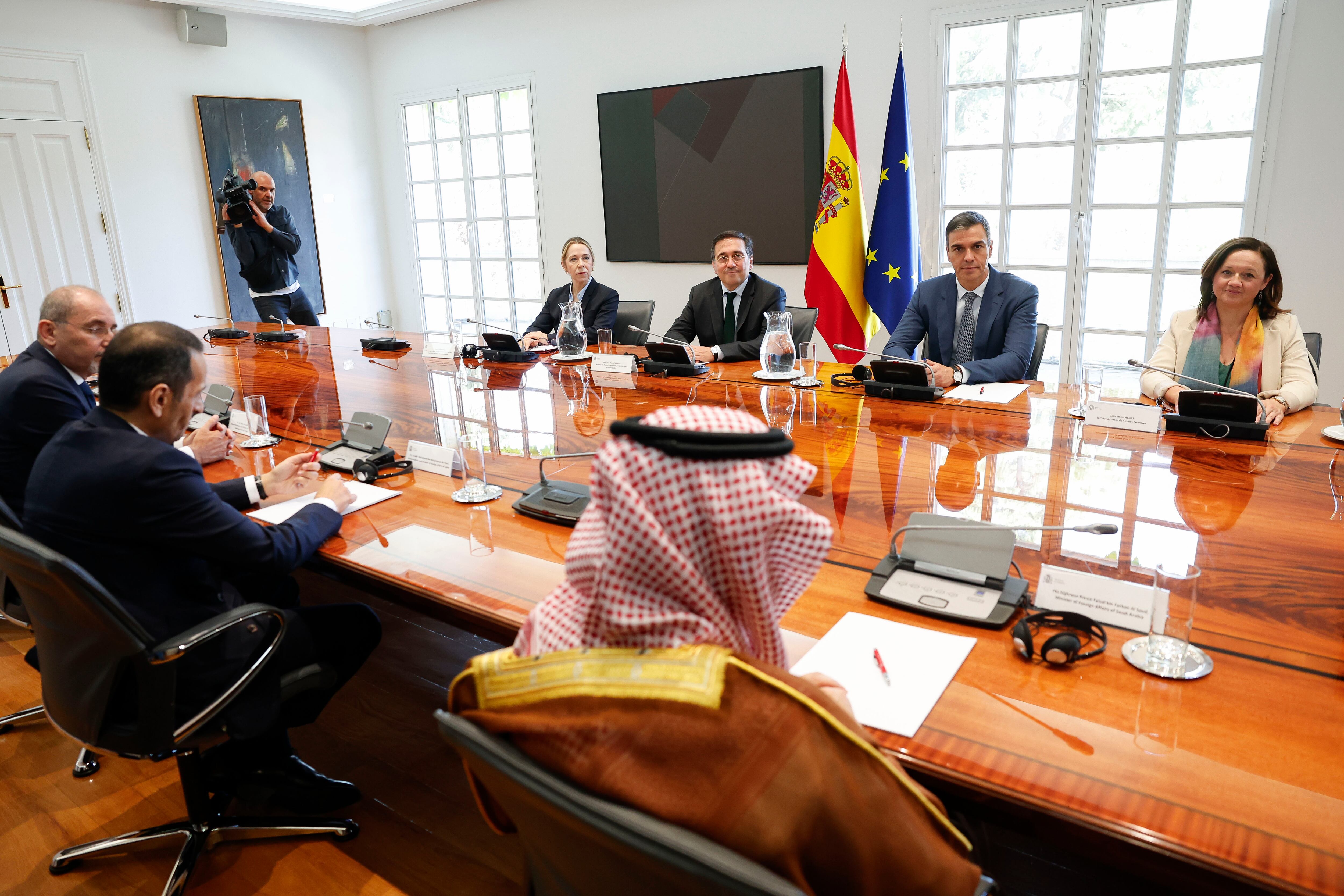 Albares llama a “articular una acción común euroárabe en favor de la paz” entre Israel y Palestina
