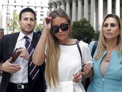 Jennifer Araoz (centro), una de las víctimas de Epstein, a la salida de la Corte Federal en Nueva York el pasado 27 de agosto. 