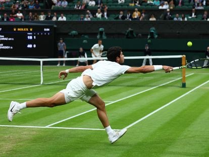 Alcaraz durante el partido de semifinal de Wimbledon ante Medvedev.