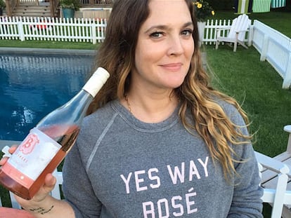 Drew Barrymore posa con una botella de rosado en Instagram.