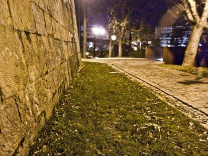 La rendija de la muralla de Pamplona en la que la Guardia Civil meti&oacute; el sobre que recogi&oacute; Cervera.