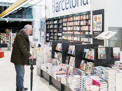 Un home visita la Casa del Libro.