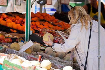 Una mujer comprando en un mercado de Essen (Alemania) este miércoles 31 de mayo.