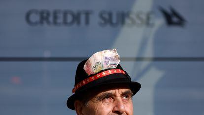 Un manifestante ante la sede de Credit Suisse en Zurich.