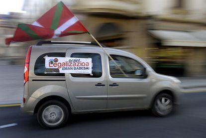Un coche con la Ikurriña y un cartel en el que se lee "Legalización ahora", el sábado en Gernika (Vizcaya).