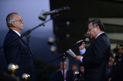 El presidente de Colombia, Gustavo Petro, reconoce a Iván Velásquez como ministro de Defensa.