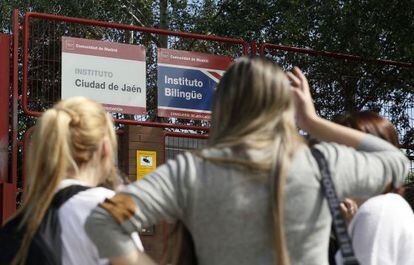 Alumnas en el instituto Ciudad de Jaén, el lunes.
