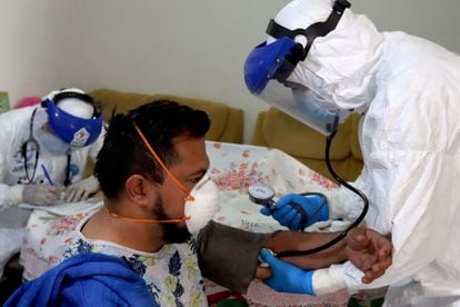 Un hombre recibe tratamiento contra la covid-19 en el Estado de Jalisco.