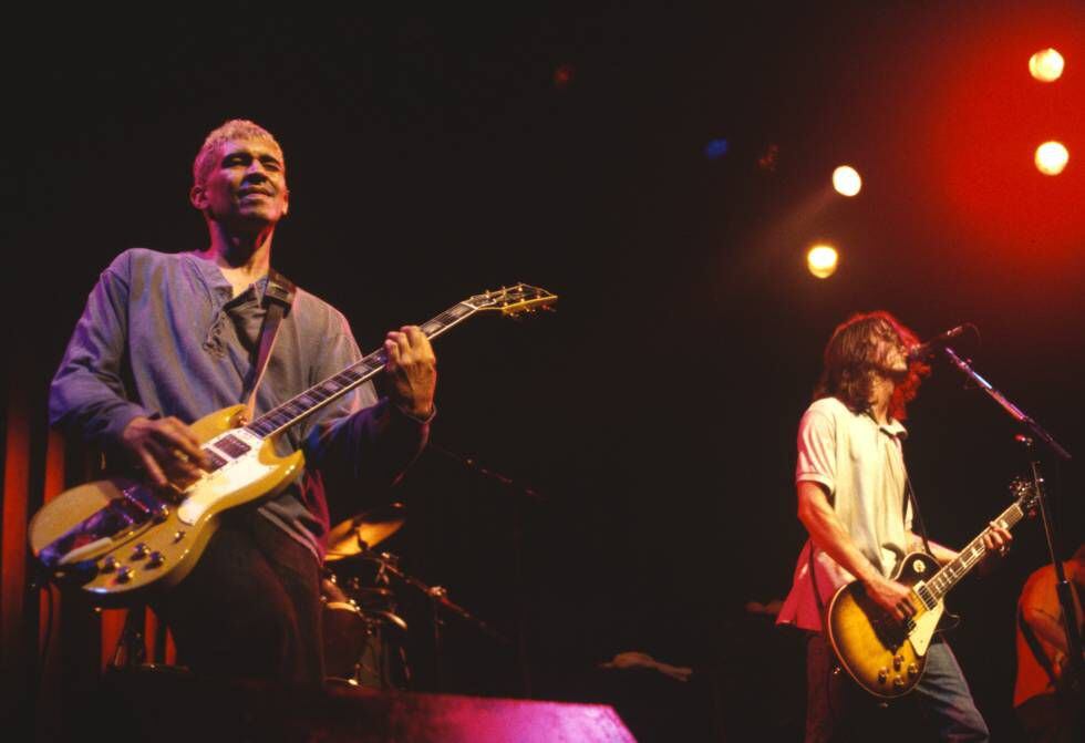 Pat Smear y Dave Grohl, miembros de Foo Fighters, actuando en 1995.