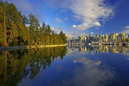 Vista de la ciudad canadiense de Vancouver y, a la izquierda, el Stanley Park.