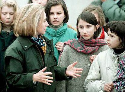 Hillary Clinton conversa con unas niñas bosnias en Tuzla en 1996.
