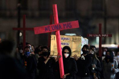 Las mujeres participan en una procesión silenciosa para protestar contra el feminicidio, en el Día de Muertos en Saltillo, México.