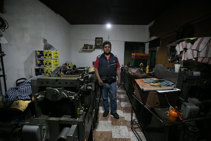 Rodolfo Mejía en la tortillería del barrio.