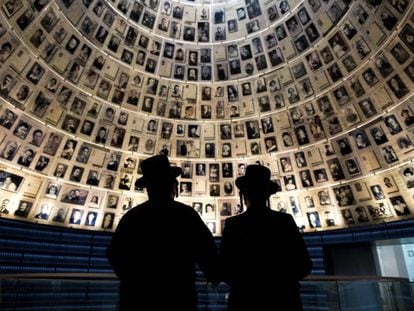 Dos hombres visitan 'La Sala de los Nombres' del Memorial del Holocausto Yad Vashem en Jerusalén, Israel.