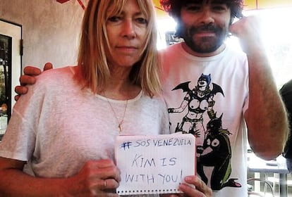 Kim Gordon, de Sonic Youth, mostrando su apoyo a los estudiantes venezolanos.