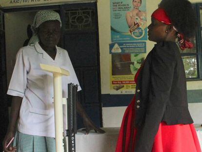  Una joven de vestido rojo acude a la clínica de una de las comunidades rurales de Busia para pocas semanas antes de dar a luz. 